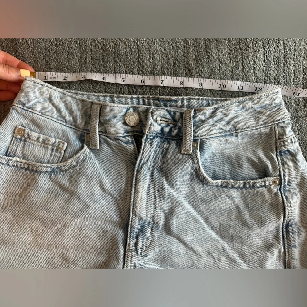 Garage Classic Cut-Off Mom Jean Shorts - Picture 5 of 7
